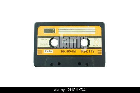Audio-Kompaktkassette. Audiokassette auf weißem Hintergrund, Vorderansicht. Analoges Format für Audio-Wiedergabe und -Aufnahme Stockfoto