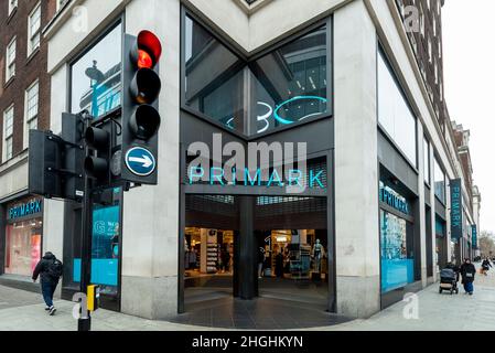 London, Großbritannien. 21st Januar 2022. Das Äußere des Flagship-Stores von Primark in der Oxford Street. Der Einzelhändler hat angekündigt, dass anstatt die Preise zu steigen, 400 hauptsächlich Arbeitsplätze im Einzelhandel verloren gehen würden, da das Geschäft auf steigende Kosten reagiert. Kredit: Stephen Chung/Alamy Live Nachrichten Stockfoto