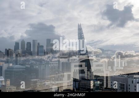Aus einer erhöhten Perspektive betrachtet, die die Reflexionen der beiläufigen Architektur einschließlich des Shard umfasst, ein Blick über die City of London, das Finanzviertel der Hauptstadt (auch bekannt als The Square Mile), in Richtung London Docklands, am 20th. Januar 2022, in London, England. Stockfoto