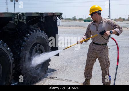 210805-M-JM820-1018 MARINESTÜTZPUNKT MOHAMMED AL-AHMAD, KUWAIT (AUG 5, 2021) – Eine Marine, die der 24. Marine Expeditionary Unit (MEU) zugewiesen ist, nimmt an einer Fahrzeugwäsche auf dem Marinestützpunkt Mohammed Al-Ahmad, Kuwait, Teil, 5. August. Die 24. MEU wird im 5. Einsatzgebiet der Flotte zur Unterstützung von Marineinteraktionen eingesetzt, um die maritime Stabilität und Sicherheit in der Zentralregion zu gewährleisten, wobei das Mittelmeer und der Pazifik durch den westlichen Indischen Ozean und drei strategische Engpässe miteinander verbunden werden. Stockfoto