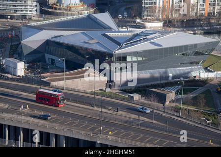 Eine Luftaufnahme von der Emirates Air Line Seilbahn, der A1011 North Woolwich Road und der neuen City Hall (auch bekannt als The Crystal) der London Assembly am Royal Dock im East End Stadtteil Newham, am 20th. Januar 2020 in London, England. Das Crystal ersetzt das von Norman Foster entworfene Gebäude am Südufer der Themse. Der Londoner Bürgermeister Sadiq Khan sagte, dass der Umzug im Laufe von fünf Jahren £61 Millionen einsparen wird, was er zugesagt hat, für Frontdienste wie die Met Police auszugeben. .. (Vollständige Beschriftung in „zusätzliche Informationen“). Stockfoto