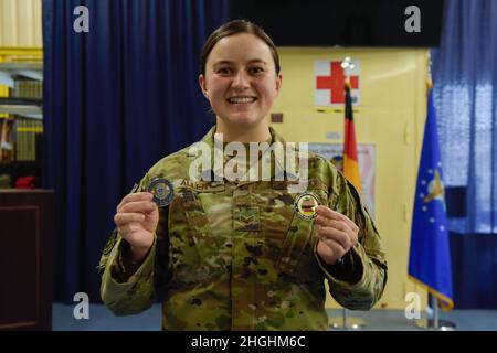 Audrey Allen, Senior Airman der US Air Force, 86. Aeromedical Evacuation Squadron, Aeromedical Evakuation Technician und Fluglehrer, hält die Münzen, die sie für ihre Ernennung zum Airlifter der Woche auf der Ramstein Air Base, Deutschland, am 5. August 2021 erhalten hat. Allen erhielt zwei Münzen von Col. Denny Davies, dem Vizekommandanten des 86. Luftlift-Flügels und dem 86. AW-Kommandochef Sgt. Hoffe, dass Skibitsky die Trainingspipeline für Incoming Airmen optimiert und ihnen hilft, das Upgrade-Training schneller abzuschließen. Stockfoto