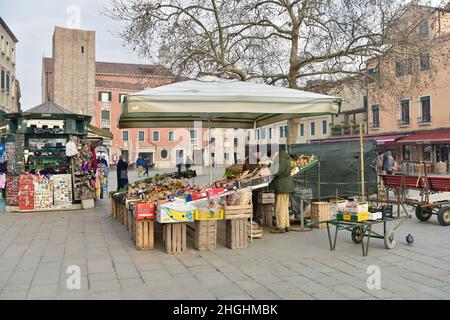 Ein Markthändler in Venedig, der frisches Obst und Gemüse verkauft. Stockfoto