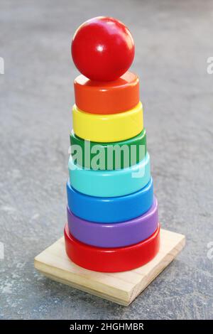 Holz Regenbogen Farbe Stacks geformten Turm Lernspielzeug für Kinder Stockfoto