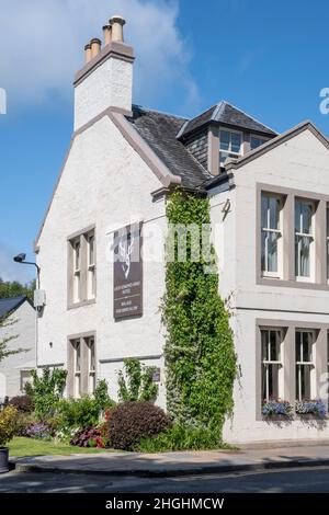 Loch Lomond Arms Hotel im Dorf Luss am Ufer des Loch Lomond. Stockfoto