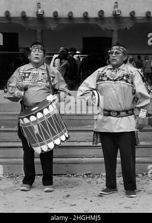 Trommler für eine indianische Tanzgruppe aus Zuni Pueblo in New Mexico treten bei einer Feier zum Tag der indigenen Völker in Santa Fe, New Mexico, auf. Stockfoto