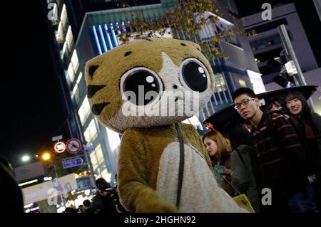 Menschen Zombie und Animation Charakter Kostüm an Halloween-Tag Parade im Yonsei Bezirk in Seoul, Südkorea. Viele jüngere Südkoreaner genießen die traditionelle Feier des Westens am Vorabend des Allerheiligen-Tages. Stockfoto