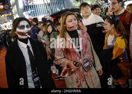 Menschen Zombie und Animation Charakter Kostüm an Halloween-Tag Parade im Yonsei Bezirk in Seoul, Südkorea. Viele jüngere Südkoreaner genießen die traditionelle Feier des Westens am Vorabend des Allerheiligen-Tages. Stockfoto