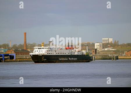 Caledonian MacBraynes Motorschiff CLANSMAN, der auf dem River Mersey, Liverpool, für ihre Winterrefit in Cammell Laird, Birkenhead, Merseyside ankommt Stockfoto