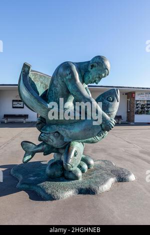 Eine Skulptur am Eingang zum Deal Pier namens Embracing the Sea von John Buck Stockfoto