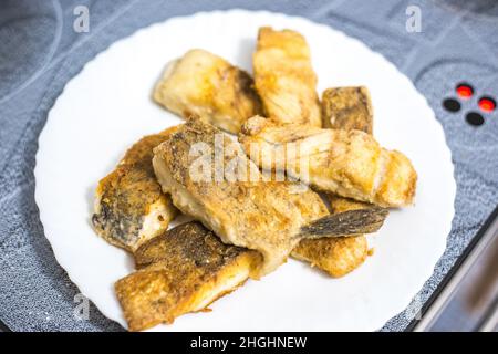 Gebratener knuspriger Hechtfisch, köstliches Abendessen auf einem Teller Stockfoto