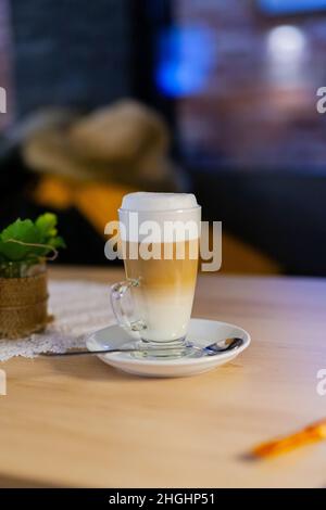 Macchiato-Kaffee im Glas im Café Stockfoto