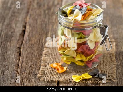 Bunte Pasta auf Holzoberfläche Stockfoto