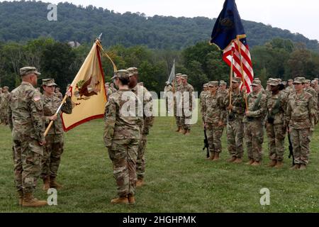 LT. Col. Dana M. Boyer erhält die Einheitsfarben, um sie als Kommandant des Bataillons zur Unterstützung des Kampfes 728 zu bezeichnen. Am 7. August 2021 in Fort Indiantown Gap, Pennsylvania, diente Boyer vor der Übernahme des Kommandos als Executive Officer des Bataillons. Stockfoto