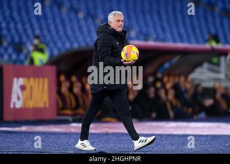 Rom, Italien. 20th Januar 2022. José' Mourinho-Manager von AS Roma hält den Ball in der Hand während des italienischen Cup-Spiels zwischen AS Roma und US Lecce am 20. Januar 2022 im Stadio Olimpico, Rom, Italien. Kredit: Giuseppe Maffia/Alamy Live Nachrichten Stockfoto