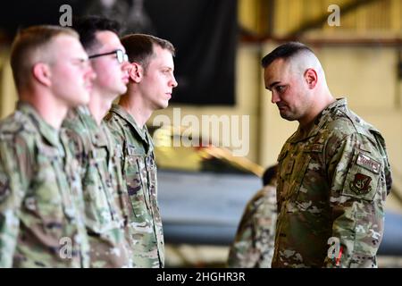 Master-Sgt. Kyle Overby, 8. Aufsichtsinspektor für Waffenstandardisierung der Wartungsgruppe, beurteilt die Uniformen der Waffentruppen während des 2. Vierteljährlichen Waffenladestruppenwettbewerbs 2021 und des dedizierten Crew-Chefs auf dem Kunstan Air Base, Republik Korea, 7. August 2021. Die gemeinsame Führung der 8th Maintenance Group bewertete die Maintenance Airmen auf Geschwindigkeit, Kompetenz und Wissen. Stockfoto