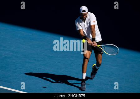 Melbourne, Australien. 21st Januar 2022. MELBOURNE, AUSTRALIEN - 21. JANUAR: Matteo Berrittini aus Italien in seinem Männermatch in der dritten Runde gegen Carlos Alcaraz aus Spanien während der Australian Open 2022 im Melbourne Park am 21. Januar 2022 in Melbourne, Australien (Foto: Andy Astfalck/Orange Picics) Credit: Orange Pics BV/Alamy Live News Stockfoto