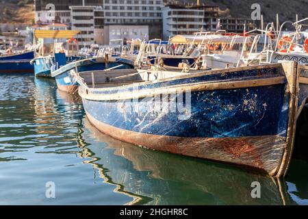 Nahaufnahme Detailansicht alte hölzerne vintage bunte helle Fischerschiffe, die an Fischerdorf Marina klaren Wasser Bucht an hellen sonnigen Tag festgemacht. Meer Stockfoto