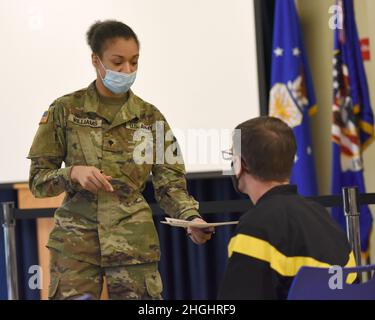 SPC der US-Armee. Jaylen Williams, 182. Field Artillery Regiment, Michigan Army National Guard, unterstützt einen Soldaten der Michigan National Guard bei administrativen Verfahren während einer gemeinsamen Zahnklinik mit Zahnarztteams der 110. Medical Group und des 4. Dental Battalion, 4. Marine Logistics Group, die im 110. Wing, Battle Creek Air National Guard Base, Battle Creek, Michigan, 7. August 2021. Im 110. Flügel wurde eine gemeinsame Zahnklinik mit Zahnarztteams der 110. Medical Group und dem 4. Dental Bataillon, dem 4. Marine Logist, veranstaltet, deren Schwerpunkt auf Bereitschaft in einem gemeinsamen Umfeld lag Stockfoto