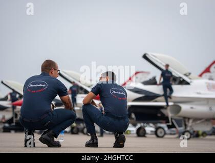 United States Air Force Air Demonstration Squadron, Thunderbirds, treten für die Thunder over Michigan Air Show am 6. August 2021 in Ypsilanti, Michigan, auf. Während der Startsequenz agieren Airmen als Sicherheitsbeobachter auf der Suche nach Fremdkörpern, die das Flugzeug und andere Airmen schädigen könnten. Stockfoto