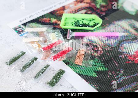 Diamond Malerei Mosaik-Set (Leinwand, Kunststoff Stift, Strass). Antistress handgemachtes Hobby Stockfoto