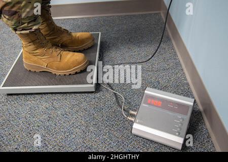 Ein Airman, der dem 434th Air Betanking Wing auf der Grissom Air Reserve Base, Ind., zugewiesen wurde, wird während einer Übung am 8. August 2021 im Rahmen einer simulierten Einsatzfunktion des Personals eingewogen. Im Rahmen der Einheit-Trainingseinheit August arbeiteten Personalspezialisten aus verschiedenen Einheiten rund um den Flügel zusammen, um 87 Airmen über eine PDF-Zeile zu verarbeiten. Die PDF-Zeile stellt sicher, dass bei den Fluglinien, die für den Einsatz ausarbeiten, alle Anforderungen vor dem Abflug erfüllt sind. Stockfoto