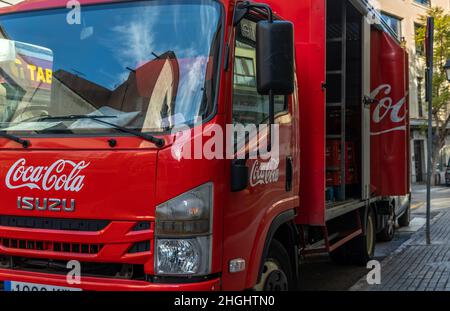 Campos, Spanien; januar 20 2022: Lieferwagen der Coca Cola-Getränkefirma, geparkt im historischen Zentrum der mallorquinischen Stadt Manacor Stockfoto