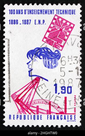 FRANKREICH - UM 1986: Eine in Frankreich gedruckte Briefmarke zeigt Berufsbildung, 100 Jahre, um 1986 Stockfoto