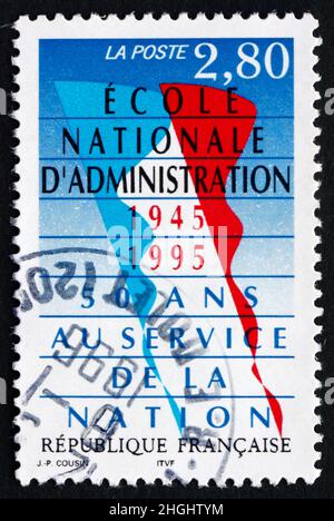 FRANKREICH - UM 1995: Eine in Frankreich gedruckte Briefmarke zeigt die National School of Administration, 50th. Jahrestag, um 1995 Stockfoto