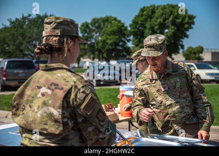 Flieger des 114. Force Support Squadron dienen Oberst Brent Post, Kommandant der 114. Mission Support Group, Mittagessen vom Disaster Relief Mobile Kitchen Trailer (DRMKT) während der 2021 Readiness Übung im Joe Foss Field, South Dakota, 5. August 2021. Das 114. Force Support Squadron nutzte das DRMKT als Teil des Multicapable Airman Trainings während der 2021 Readiness Übung. Stockfoto