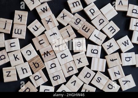 Buchstaben des Alphabets auf hölzernen scrabble Stücke, Nahaufnahme Stockfoto