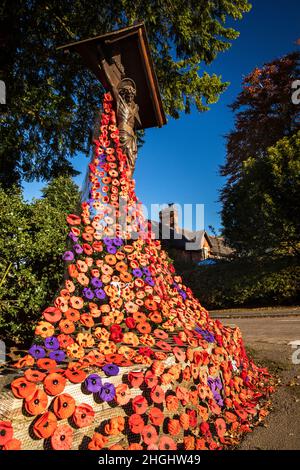 Großbritannien, England, Chenshire, Lower Whington, Fraueninstitut gehäkelt, Gestrickte und gefühlte Mohnblumen erinnern an die St. Peter’s Church Stockfoto