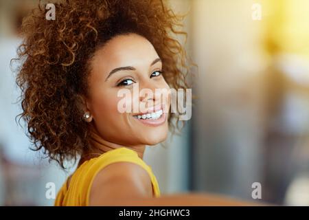 Zu Hause ist der perfekte Ort, um sich die Haare fallen zu lassen Stockfoto