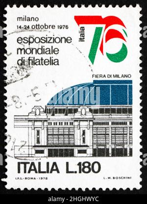 ITALIEN - UM 1976: Eine in Italien gedruckte Briefmarke zeigt den Milano Fair Pavillion, Internationale Philatelie-Ausstellung, um 1976 Stockfoto