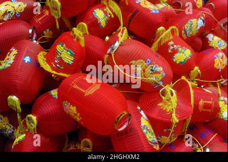 London, Großbritannien. 21st Januar 2022. In China Town im West End werden zur Vorbereitung auf das chinesische Neujahr rote Laternen aufgehängt. Kredit: JOHNNY ARMSTEAD/Alamy Live Nachrichten Stockfoto