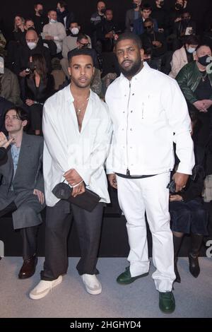 Paris, Frankreich. 21st Januar 2022. Lucien Laviscount und Gast bei der Dior Homme Menswear Herbst/Winter 2022-2023 Show im Rahmen der Paris Fashion Week in Paris, Frankreich am 21. Januar 2022. Foto von Aurore Marechal/ABACAPRESS.COM Quelle: Abaca Press/Alamy Live News Stockfoto