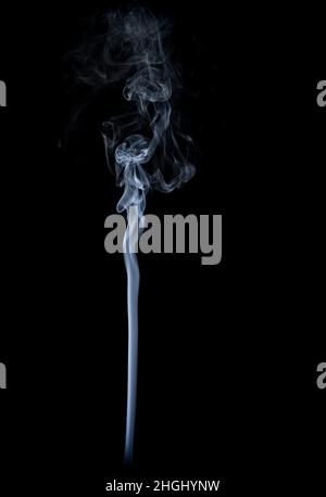 Dampf steigt vor dunklem Hintergrund. Abstrakter Rauch Hintergründe Dampf von weißem Rauch Overlay-Effekt auf schwarzen Tapeten. Stockfoto