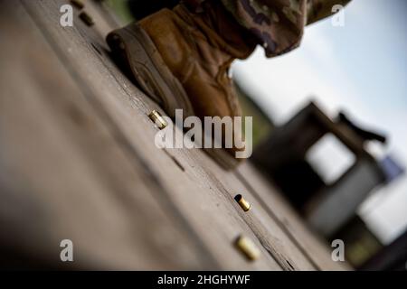 Die Geschossdärme der Pistole HS der Croatia Land Forces liegen auf einer Plattform während eines Live-Feuers auf dem Bemowo Pikie Training Area, Polen, 11. August 2021. Die Soldaten erhielten Anweisungen für das kroatische Sturmgewehr VHS, die Pistole HS und das Maschinengewehr M84. Diese Übung verbesserte das Wissen der Battle Group Polens über kroatische Waffen und verbesserte die Bereitschaft und Interoperabilität. Stockfoto