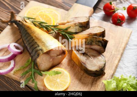 Brett mit geschnittenen geräucherten Makrelenfischen auf dem Tisch Stockfoto