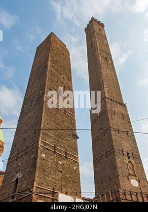 Zwei Türme (Le Due torri, Asinelli und Garisenda Tower), Bologna, Italien Stockfoto