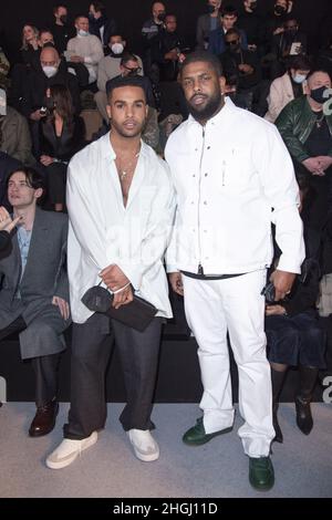 Paris, Frankreich. 21st Januar 2022. Lucien Laviscount und Gast bei der Dior Homme Menswear Herbst/Winter 2022-2023 Show im Rahmen der Paris Fashion Week in Paris, Frankreich am 21. Januar 2022. Foto von Aurore Marechal/ABACAPRESS.COM Quelle: Abaca Press/Alamy Live News Stockfoto
