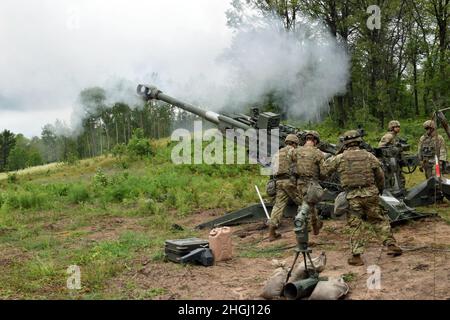 Soldaten mit Charlie Battery, 1. Bataillon, 119. Field Artillery Regiment, Michigan Army National Guard, mit Sitz in Albion, Michigan, feuern ihre M777-Haubitze während des Northern Strike 21-2 im Camp Greyling Joint Maneuver Training Center, Greyling, Michigan, 10. August 2021. Northern Strike maximiert die Kampfbereitschaft durch anpassungsfähige, kosteneffektive Schulungen, die von individualisierten taktischen Fähigkeiten bis hin zu gleichrangigen Bedrohungen und kombinierten Rüstungsumgebungen reichen, die auf die Integration von Joint und Coalition Force und die Konvergenz von Domänen ausgerichtet sind. Stockfoto