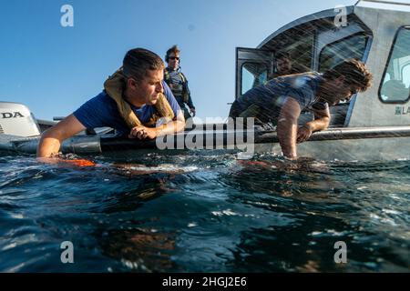 Navy Diver 2. Klasse Chris Costa und Navy Diver 2. Klasse Brandon Barreto, beide zugeordnet zu Mobile Diving Salvage Unit (MDSU) 2, setzen ein MK-18 Mod 1 unbemannten Unterwasser-Fahrzeug Stockfoto