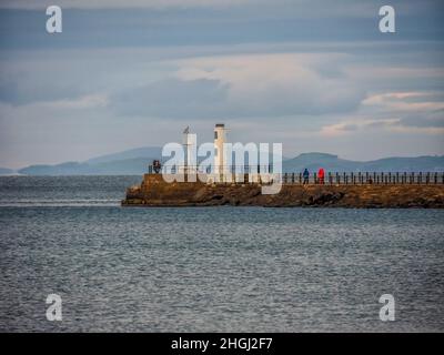 Pier am Eingang zum Port Ayr mit den Hügeln der Isle of Arran im Hintergrund im Dezember Stockfoto