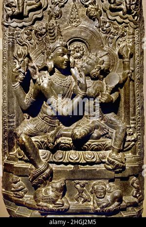 Uma Maheshvara (Shiva und Parvati mit ihrem jeweiligen Fahrzeug, der Stier und der Löwe, zu ihren Füßen Nordostindien 10th - 11th Jahrhundert A.D., Inder, Basalt Stockfoto