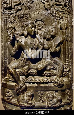 Uma Maheshvara (Shiva und Parvati mit ihrem jeweiligen Fahrzeug, der Stier und der Löwe, zu ihren Füßen Nordostindien 10th - 11th Jahrhundert A.D., Inder, Basalt Stockfoto