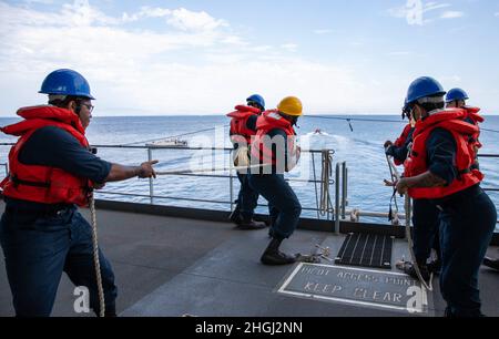 210810-N-LR905-1060 PAZIFISCHER OZEAN (AUG 10, 2021) – Seeleute nehmen an einer Entwicklung der Linienabfertigung an Bord der Expeditionsschiffstation USS Miguel Keith (ESB 5), 10. August, Teil. Miguel Keith führt derzeit Routineoperationen in der 3. US-Flotte durch. Stockfoto