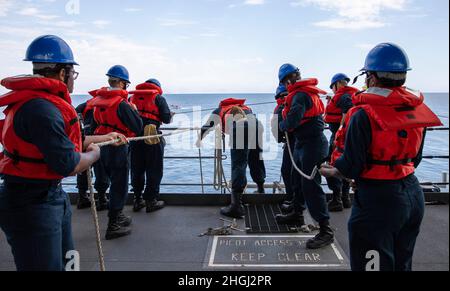 210810-N-LR905-1069 PAZIFISCHER OZEAN (AUG 10, 2021) – Seeleute nehmen an einer Entwicklung der Linienabfertigung an Bord der Expeditionsschiffstation USS Miguel Keith (ESB 5), 10. August, Teil. Miguel Keith führt derzeit Routineoperationen in der 3. US-Flotte durch. Stockfoto