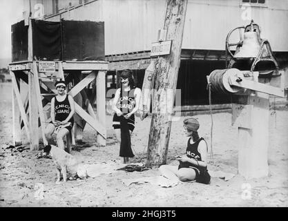 Rettungsschwimmerinnen, Venice Beach, Los Angeles, Kalifornien, USA, Bain News Service, 1910er Stockfoto