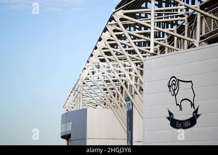 Datei-Foto vom 18-01-2022 von Einer allgemeinen Ansicht außerhalb des Pride Park Stadium, Heimat von Derby County. Das private Investmentunternehmen Carlisle Capital hat den Administratoren von Derby ein formelles Angebot zum Kauf des Sky Bet Championship Clubs gemacht, so die Nachrichtenagentur der PA. Ausgabedatum: Freitag, 21. Januar 2022. Stockfoto